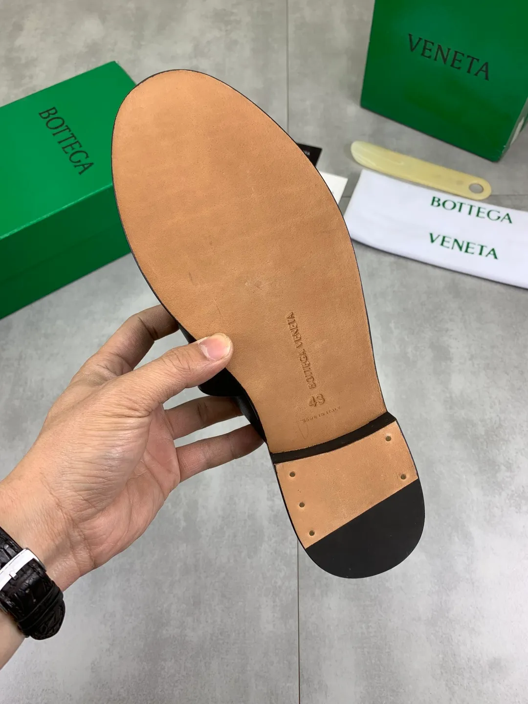 Men's shoes 💰P800 [New model] (genuine leather outsole) water-dyed cow lining 💰High-quality business couple half-slip leather shoes 💎💎💎 BOTTEGA VENETA official website synchronizes the latest top version of BV in the market, accepts material comparison, shoe type comparison, process comparison, practical and textured, versatile and suitable for any occasion, the more you look at it, the more flavorful it becomes. Purely hand-knitted craftsmanship - Upper material, calfskin imported from Italy 🇮🇹 - High-quality water-dyed cowhide lining - Original private model customized leather outsole -Size: Female 35-39 (40 ordered) Male 39-44 (38 45 can be customized) Color: Multiple colors available
